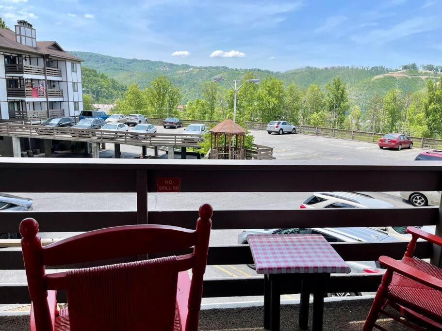 Relaxing Mountain Condo In Gatlinburg With City View ! Luaran gambar