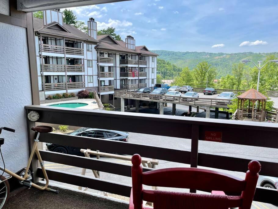 Relaxing Mountain Condo In Gatlinburg With City View ! Luaran gambar